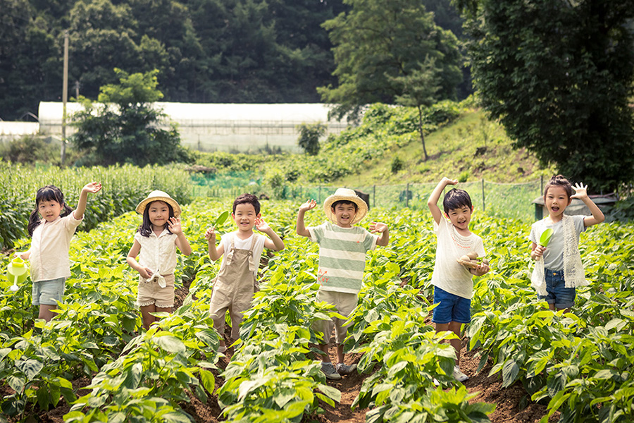 주말농장을 끝마치고 즐겁게 손을 흔드는 아이들의 모습